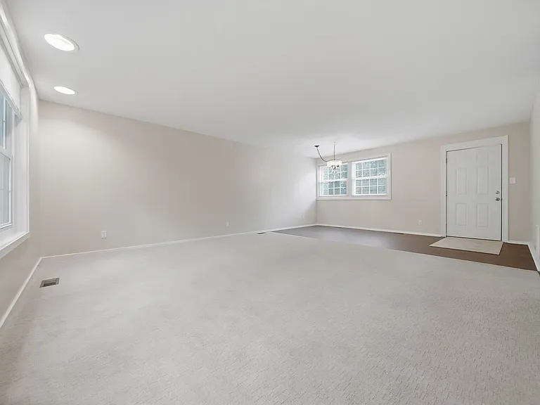 330 3rd St NW — Photo 3