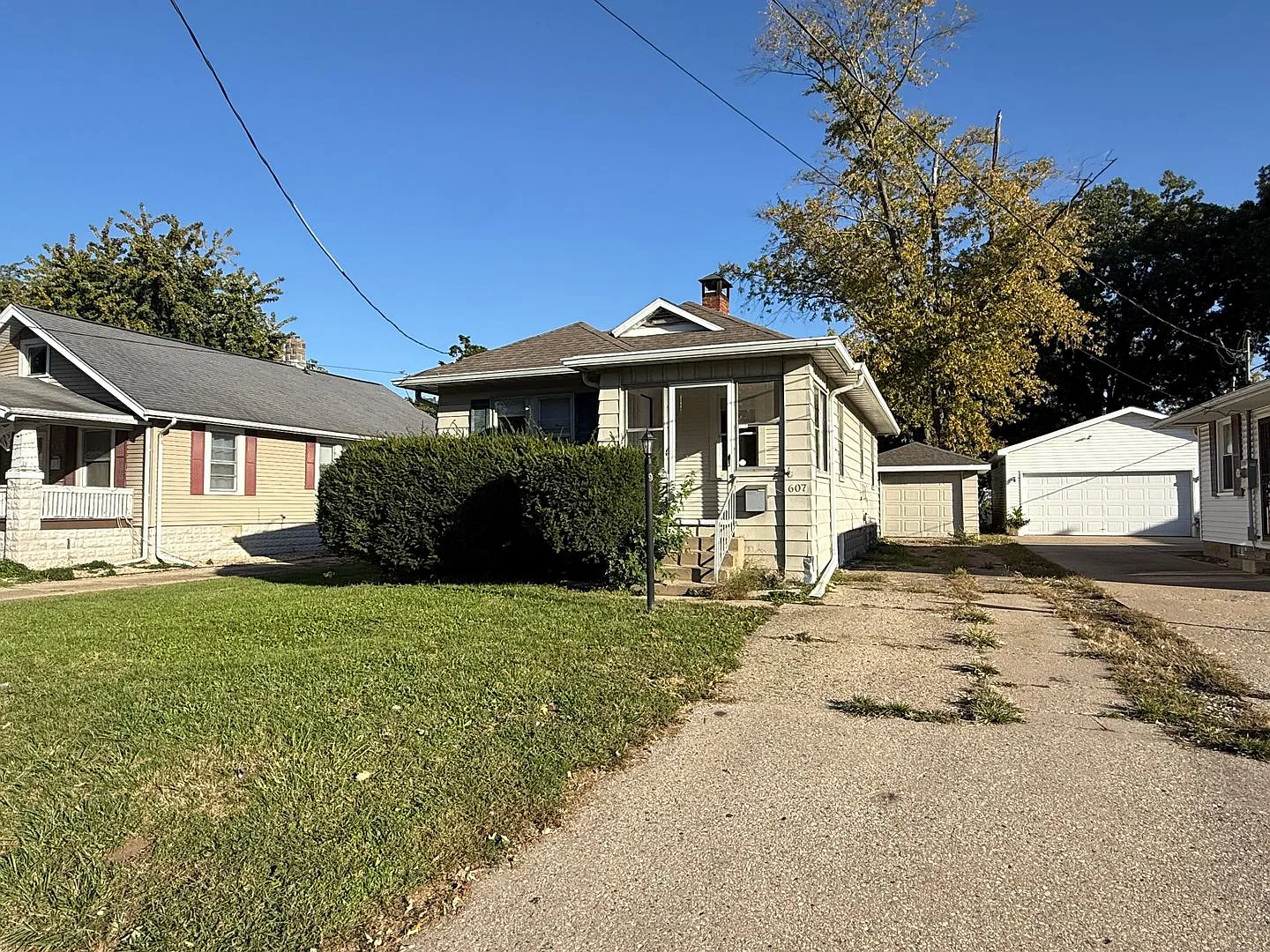 2-Bed Bungalow Fireplace Detached Garage Large Yard Peoria 61603 — Photo 2