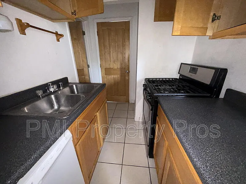 2 bed, 1.0 bath, $1,300 — Photo 4