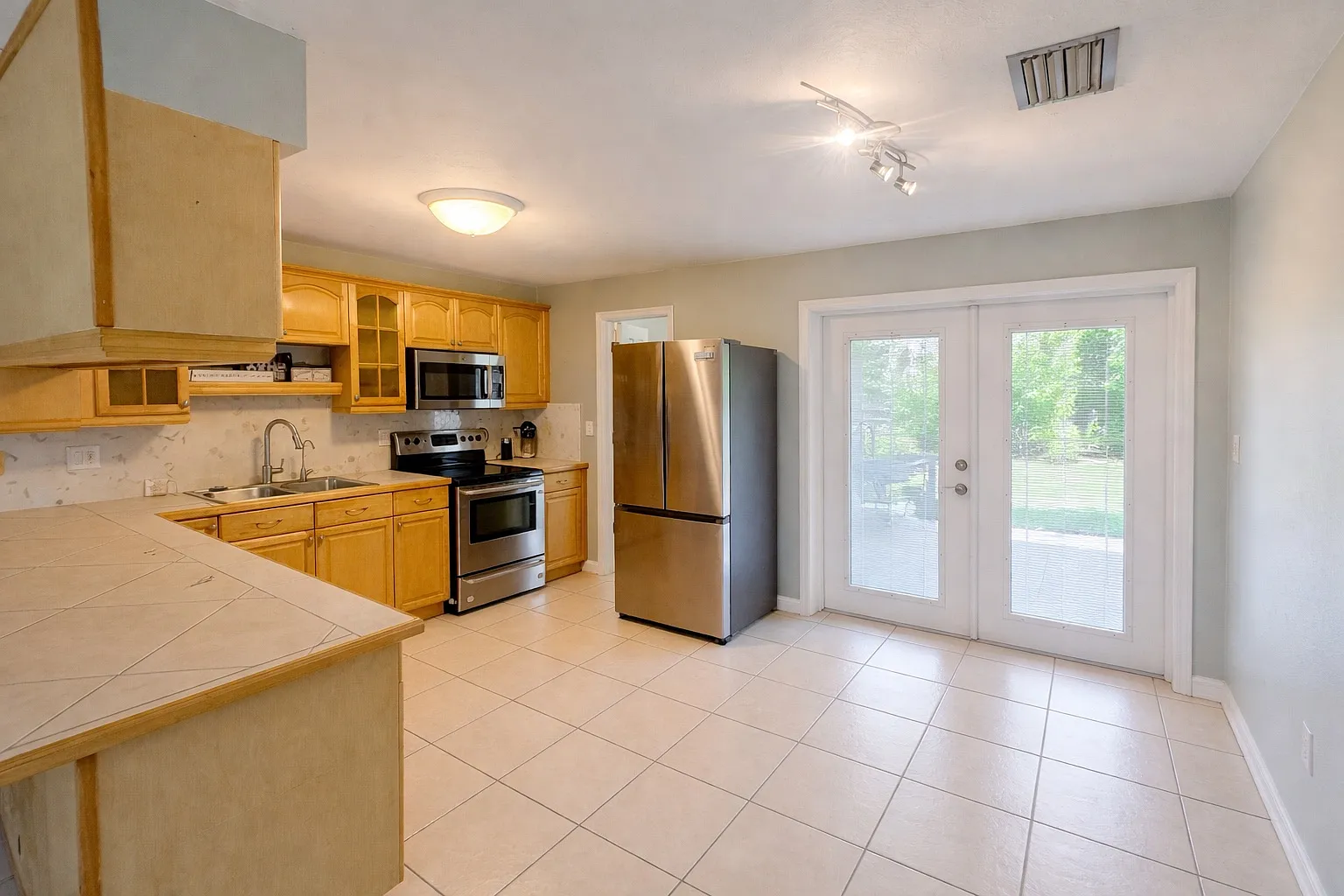 1421 NE Chardon St — Photo 3