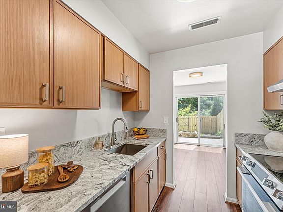 4th image of 5838 Burke Manor Ct