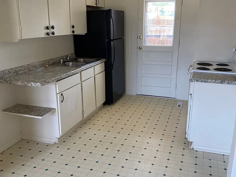 105 E Downey Ave — Photo 2