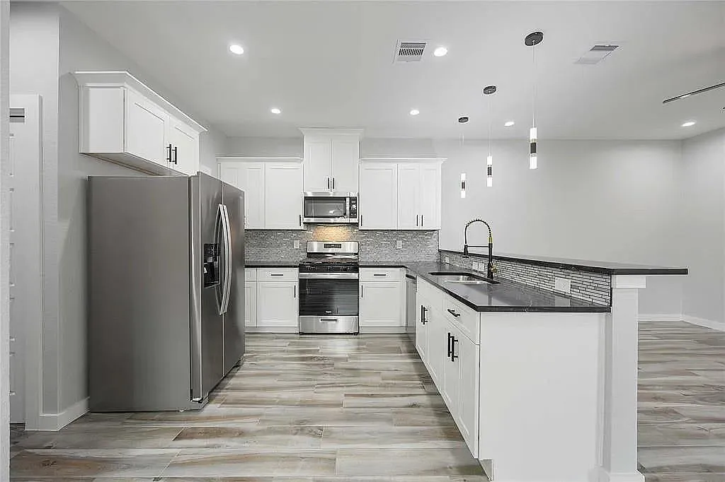 3 bed, 2.0 bath, 1195 sqft, $1,800 — Photo 2