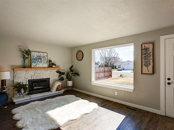 5th image of 806 W 42nd Ave