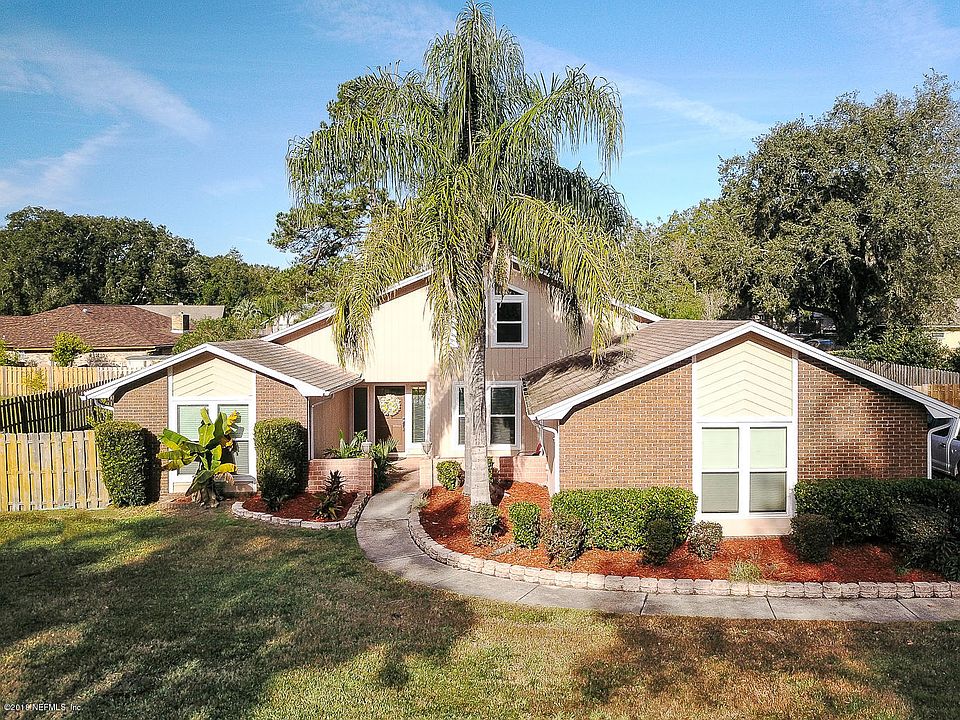 1st image of 340 Glenlyon Dr