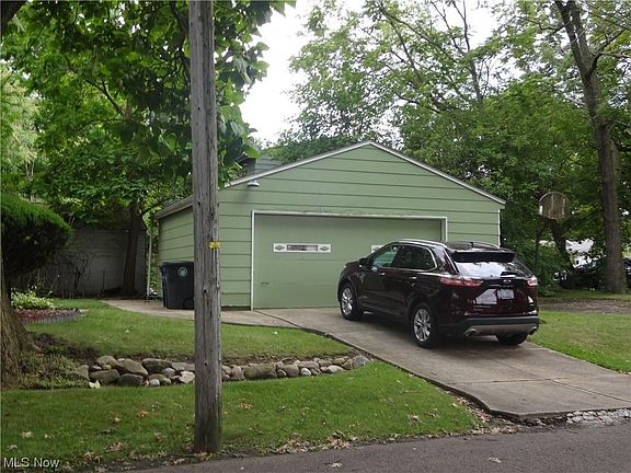 4th image of 925 Davis St