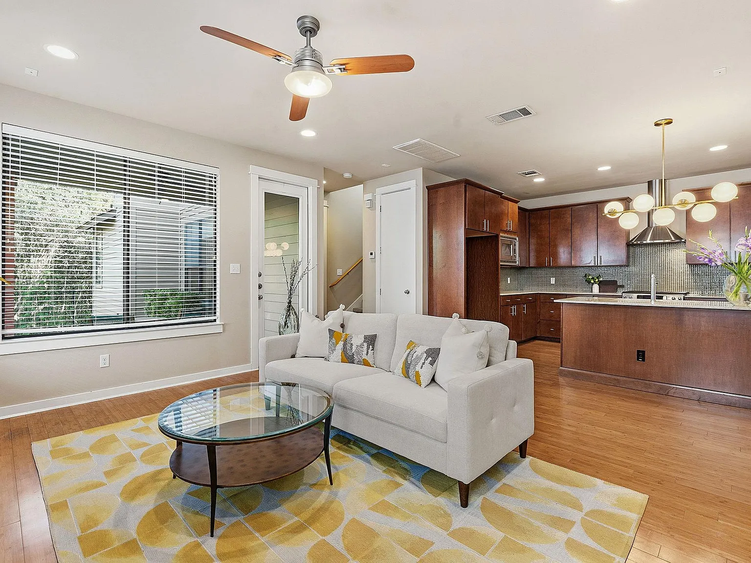 3 bed, 3.5 bath, 1925 sqft, $3,900 — Photo 3