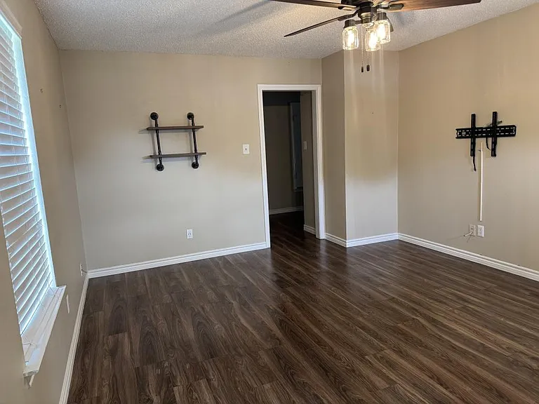 2029 Laney Dr — Photo 4