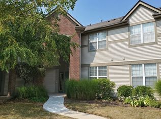 1672 Carlemont Dr APT B, Crystal Lake, IL 60014