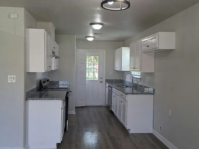 707 Denby St — Photo 17