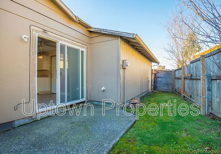 8105 SW Thorn St — Photo 3