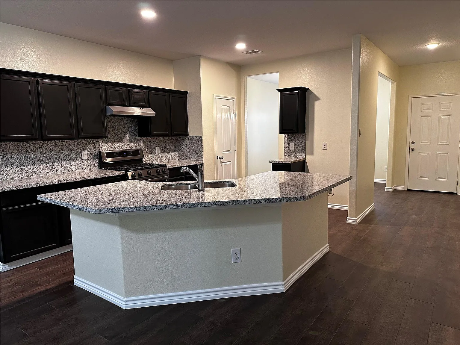 5 bed, 3.5 bath, 2678 sqft, $2,600 — Photo 4