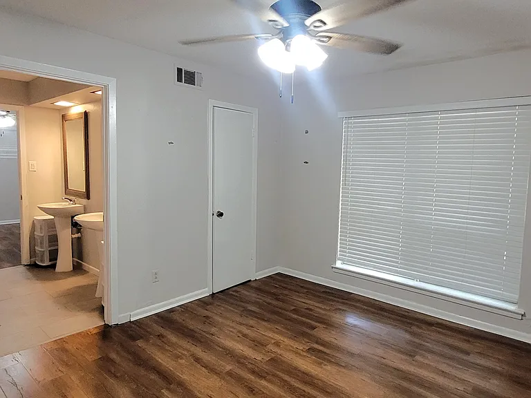 204 Overhill Dr — Photo 3