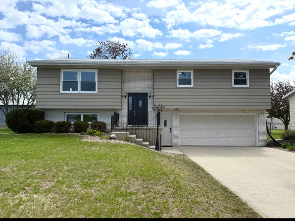 1019 8th St SE, Dyersville, IA 52040