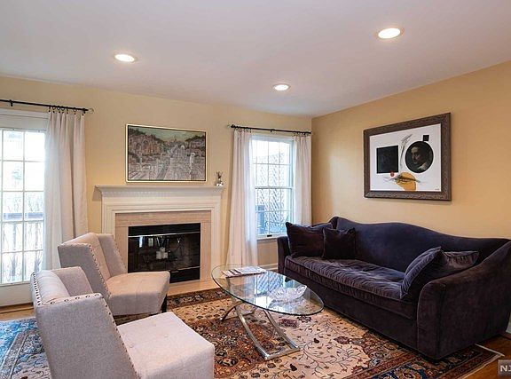 5th image of 611 Fairfax Dr