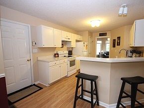 5th image of 2404 Woodlawn Dr