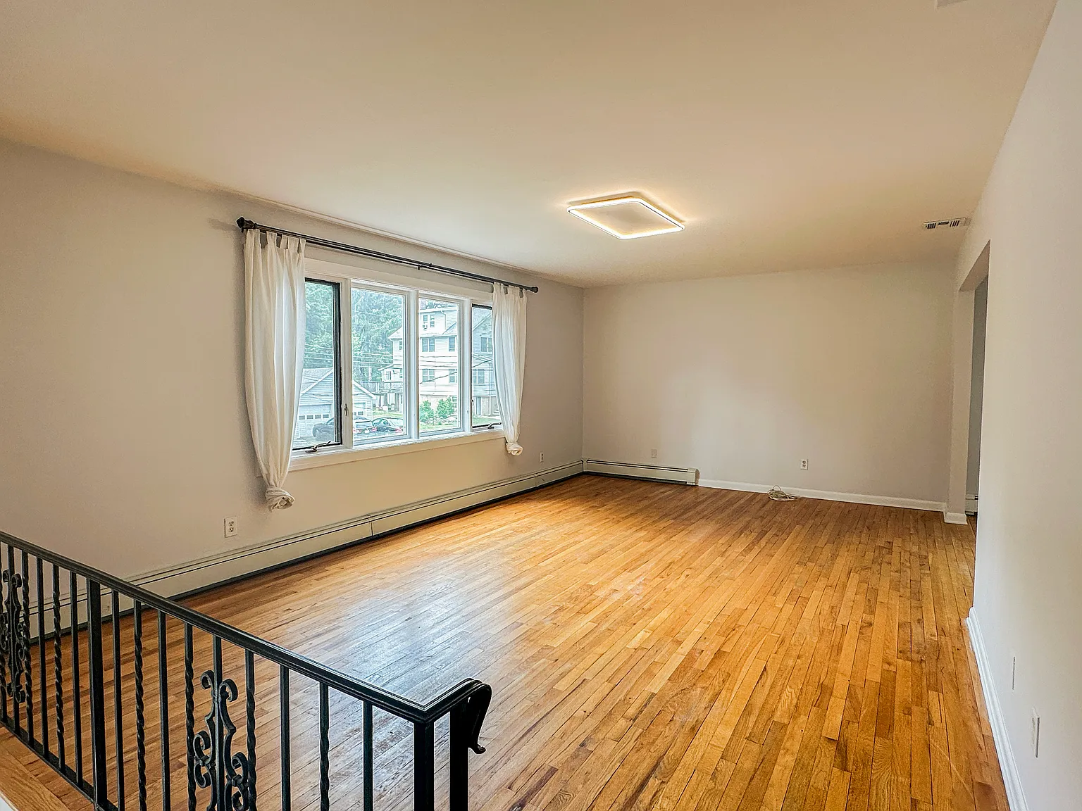 4 bed, 2233 sqft, $5,300 — Photo 3