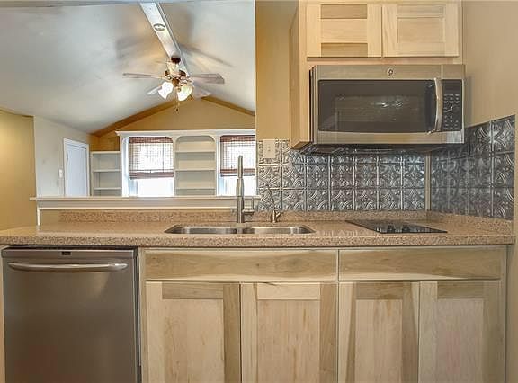 4th image of 3921 Collinwood Ave