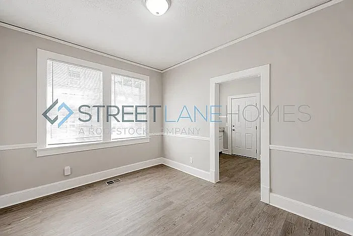 2 bed, 1.0 bath, 927 sqft, $1,125 — Photo 2