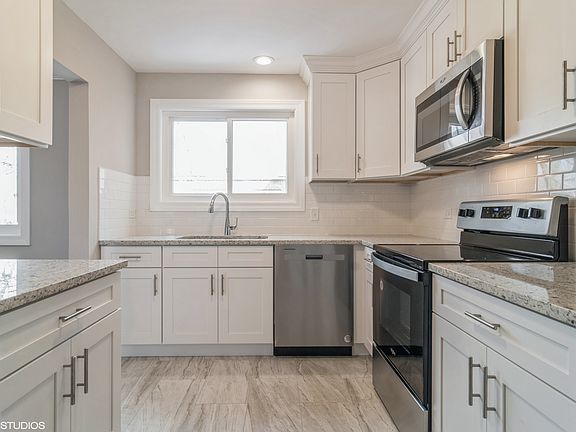 3rd image of 6244 N Francisco Ave APT 3BW