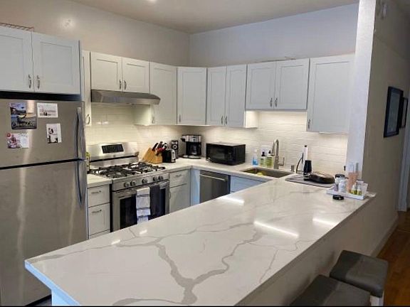 2nd image of 2250 Bay St Floor 3