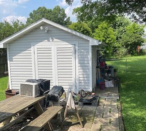 4th image of 7413 Rainbow Dr
