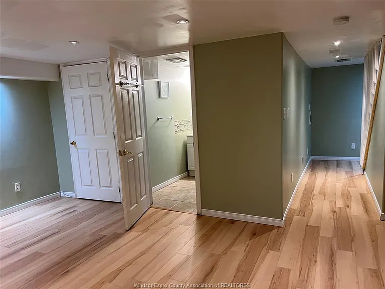 1464 Bayswater Cres — Photo 18