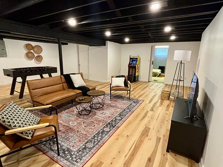 201 W Walnut St — Photo 12