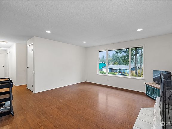 4th image of 110 E Maple Dr