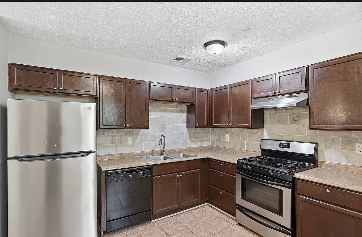 4 bed, 1872 sqft, $2,460 — Photo 3