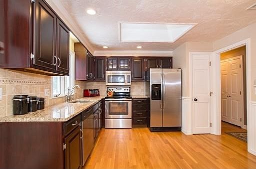 3rd image of 5 Carol Ann Dr