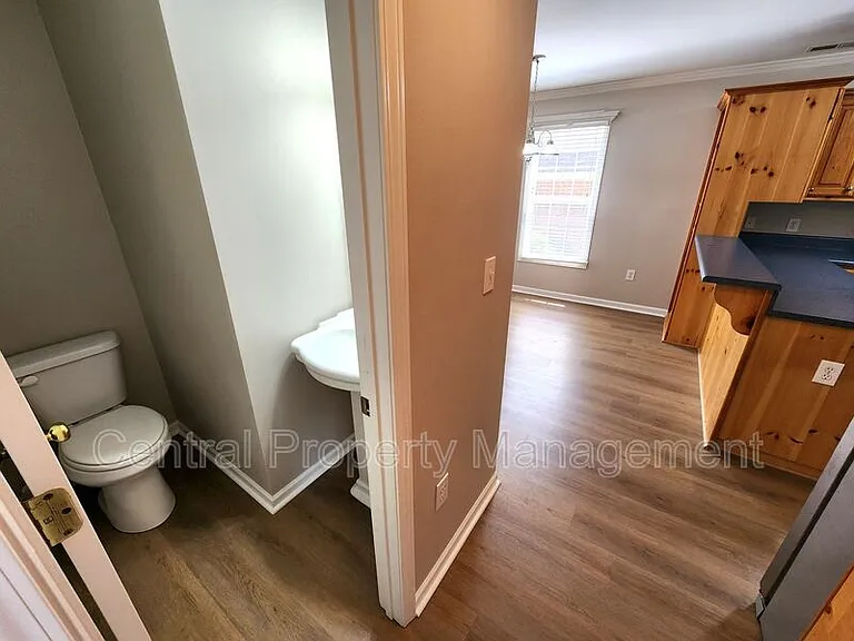 303 Rexford Dr — Photo 14