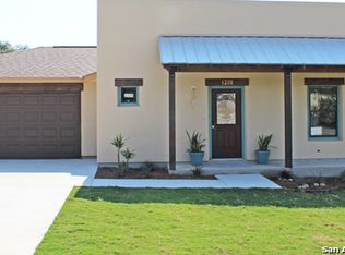 1218 Libold Dr, Devine, TX 78016