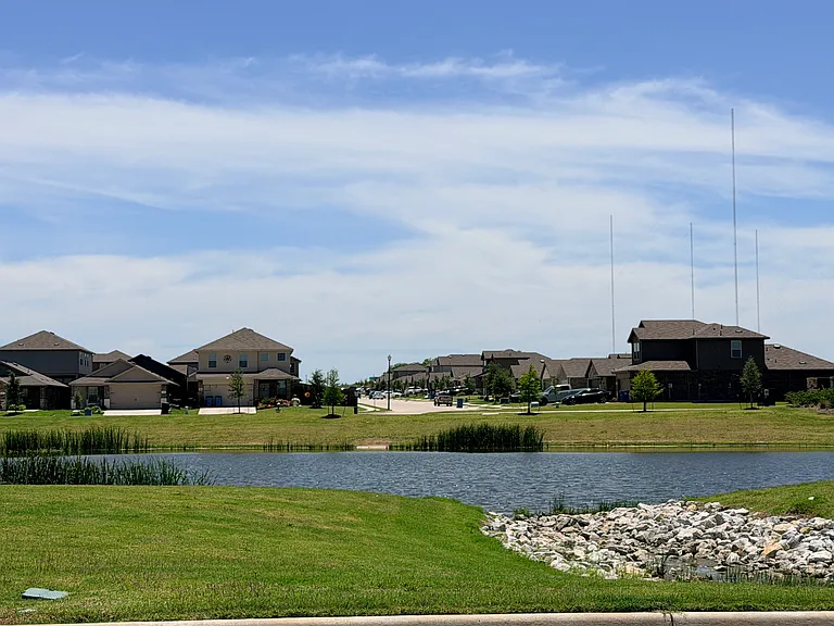 816 Country Rd — Photo 18