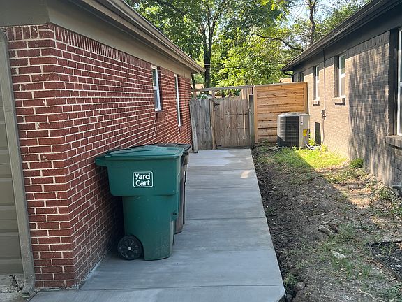 Side walkway to back