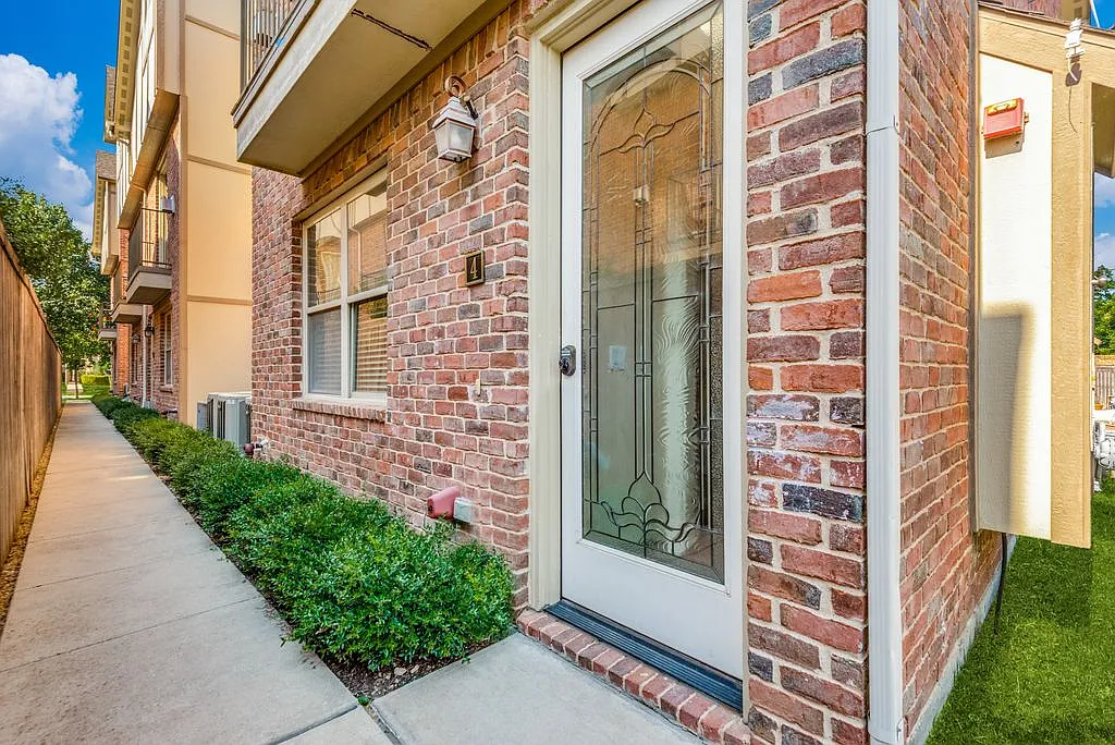 4 bed, 2152 sqft, $4,700 — Photo 1