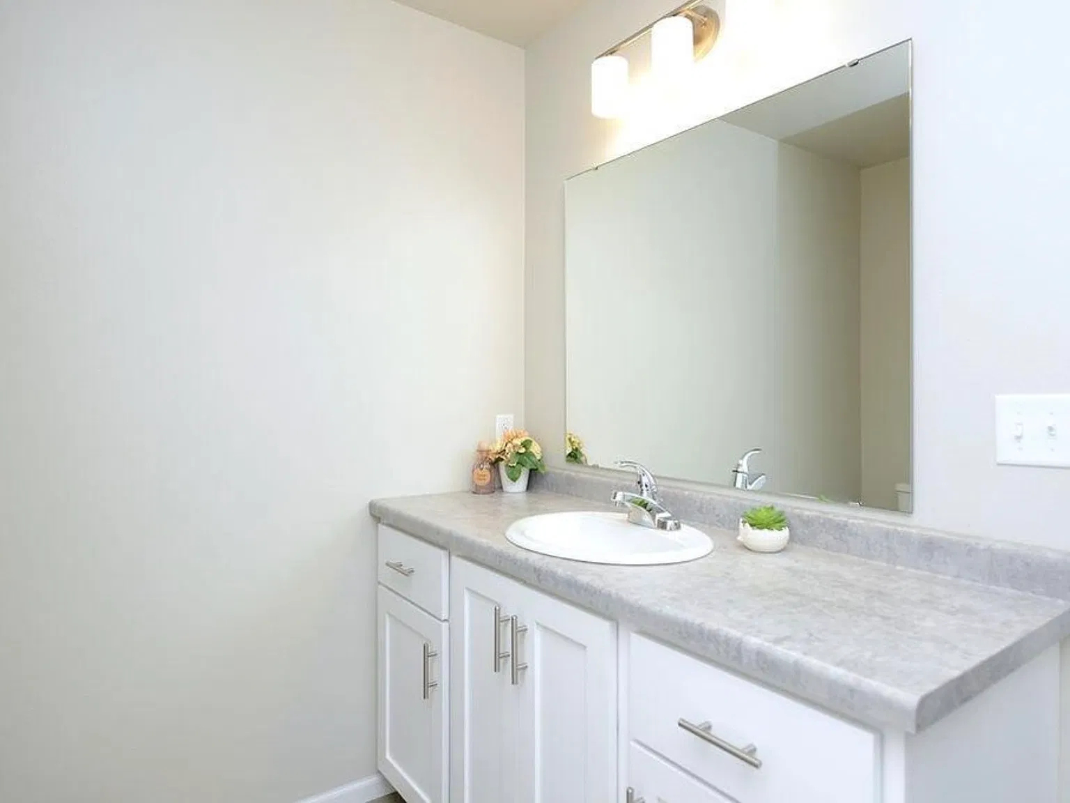 3 bed, 2048 sqft, $1,895 — Photo 4