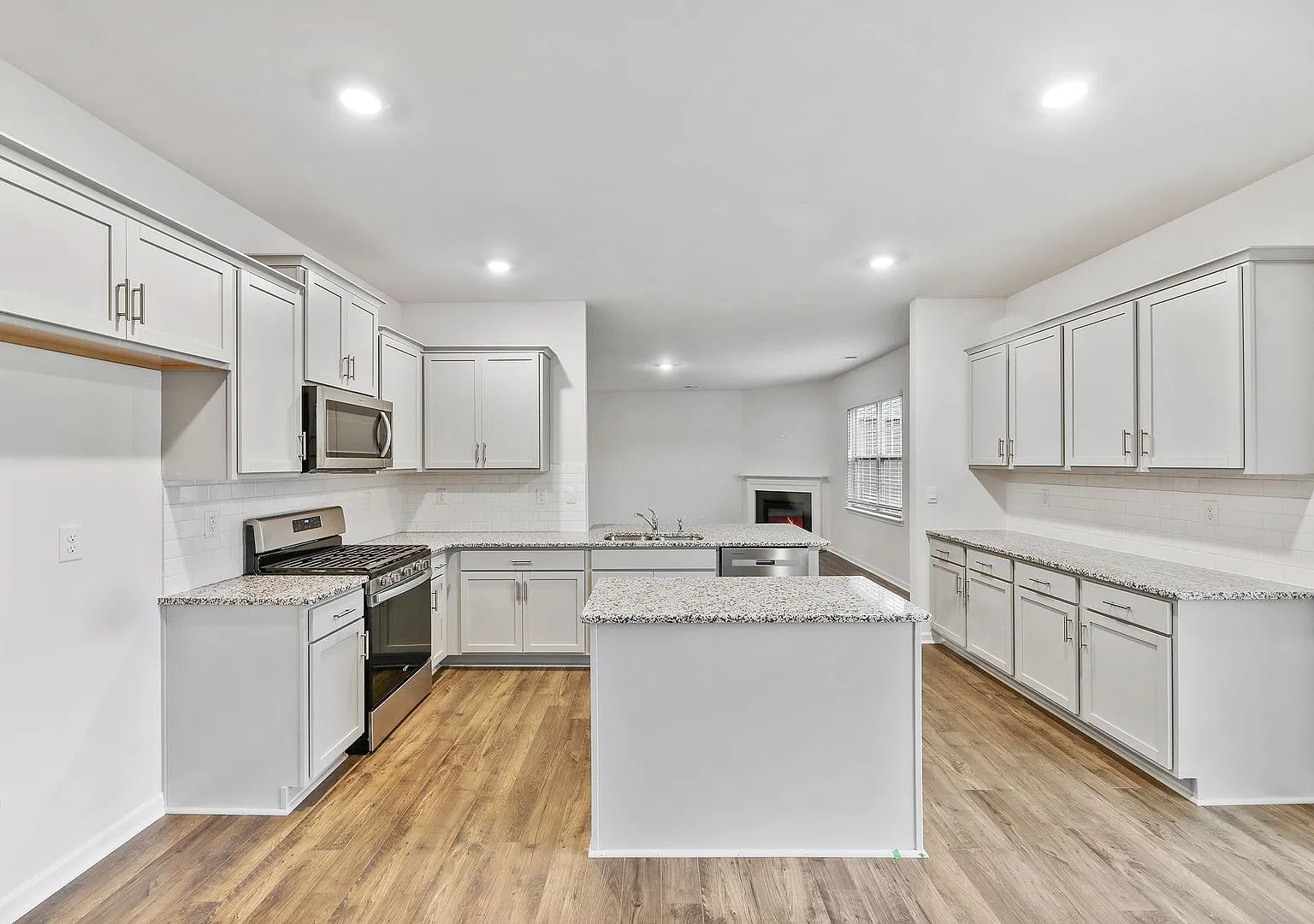 Spacious 4-Bedroom Home with Large Private Backyard in Calvin Creek — Photo 4