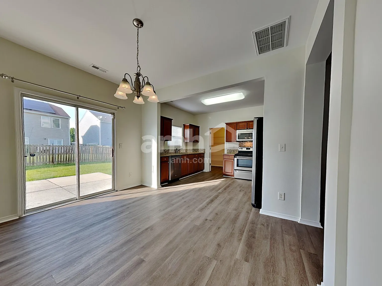3 bed, 2.5 bath, 1776 sqft, $2,045 — Photo 4
