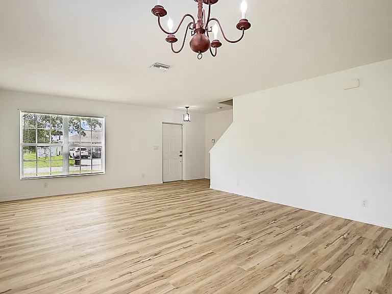 617 SE Karrigan Ter — Photo 6