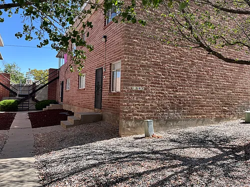 Spacious, Updated 1 Bedroom just 4 Blocks West of UNM Photo 1