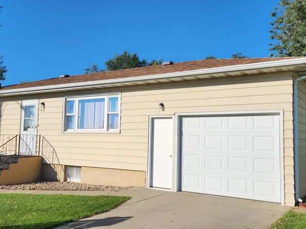 818 S 17th St, Bismarck, ND 58504