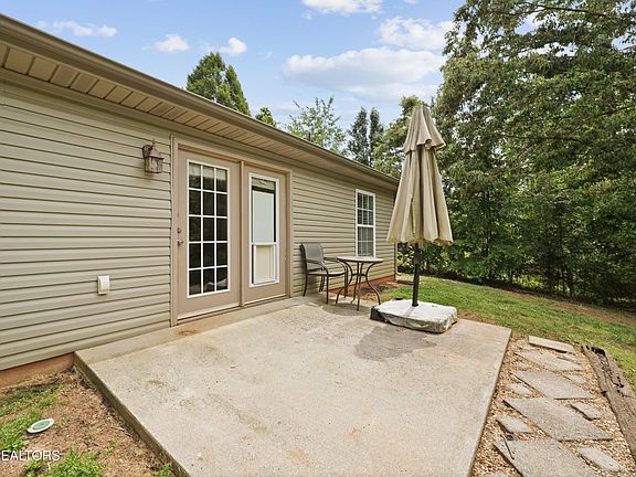 4th image of 823 Teffeteller Ln