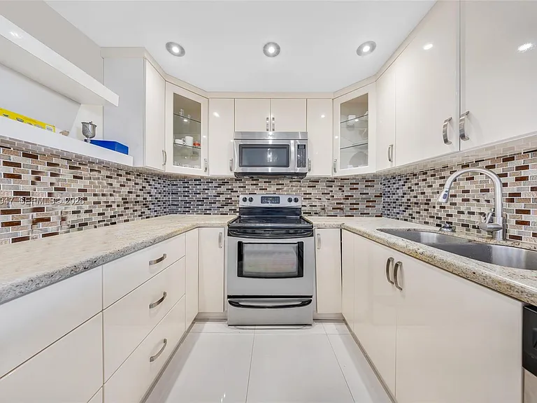100 Bayview Dr #606 — Photo 13