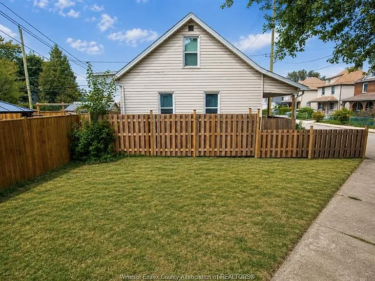 790 Marentette Ave — Photo 12