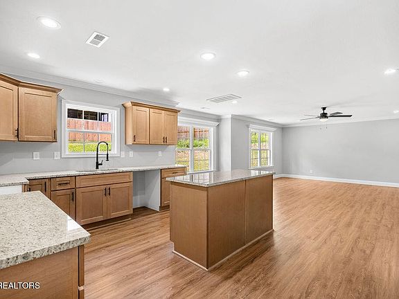 4th image of 1217 Everett Ave