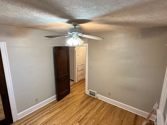 3rd image of 14964 Delaware Ave
