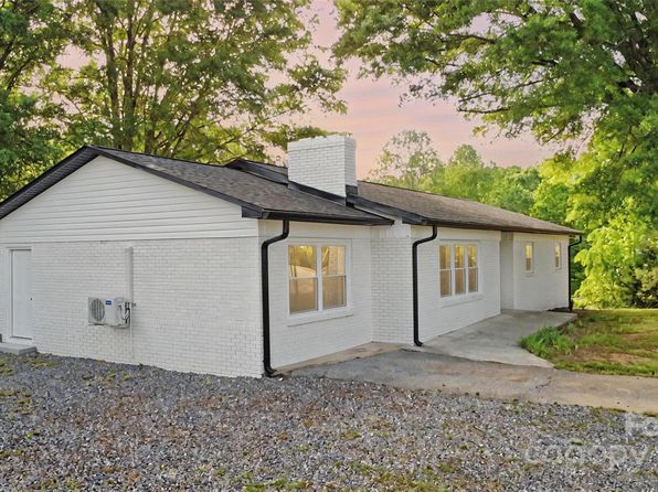 5520 Chestnut Dr, Hickory, NC 28602