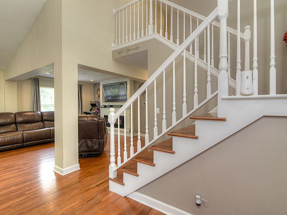 5th image of 1004 York Cir
