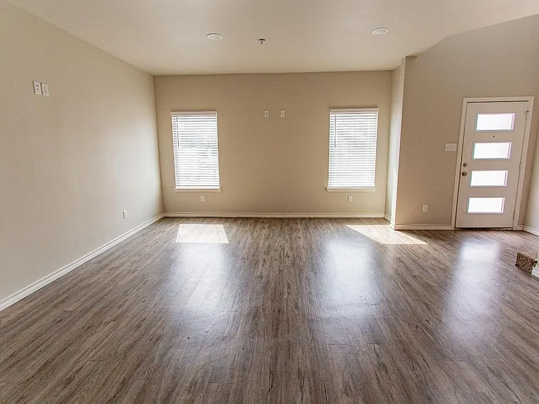 Stunning 4 Bedroom Near Tech — Photo 5